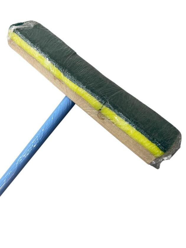 Escoba con fibra abrasiva y esponja absorbente